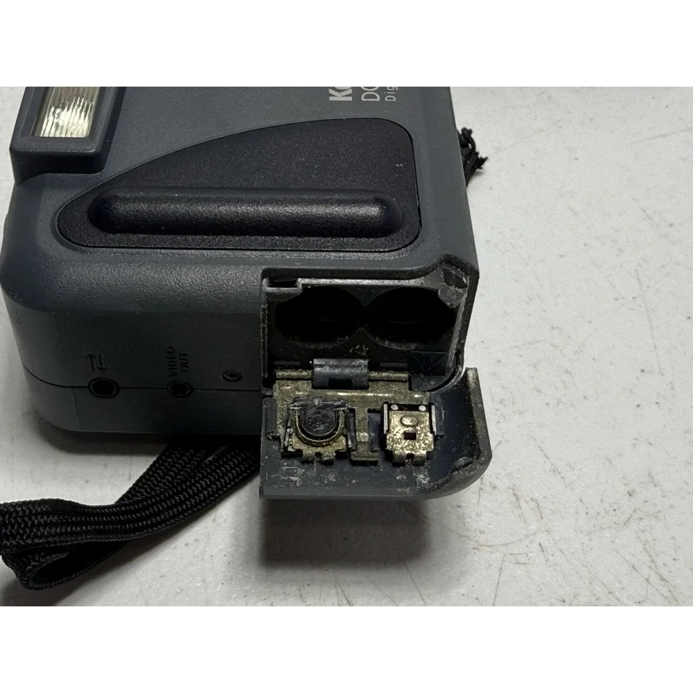 Kodak DC 3200 Digital Camera W Carrying Case Battery Door Wont Latch Corrosion‎